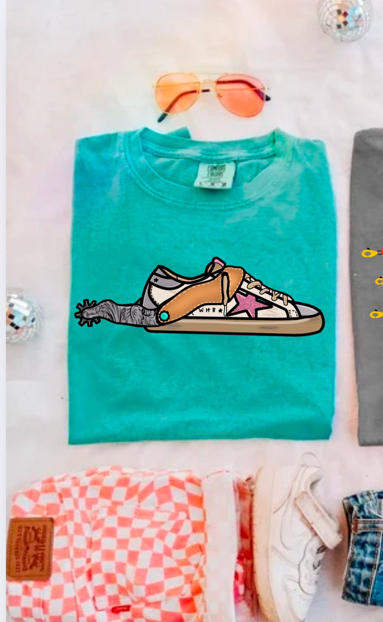 Punchy sneaker Tee